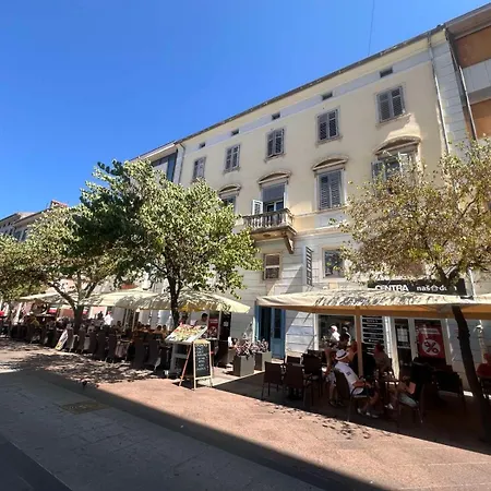 Flanatika Πούλα